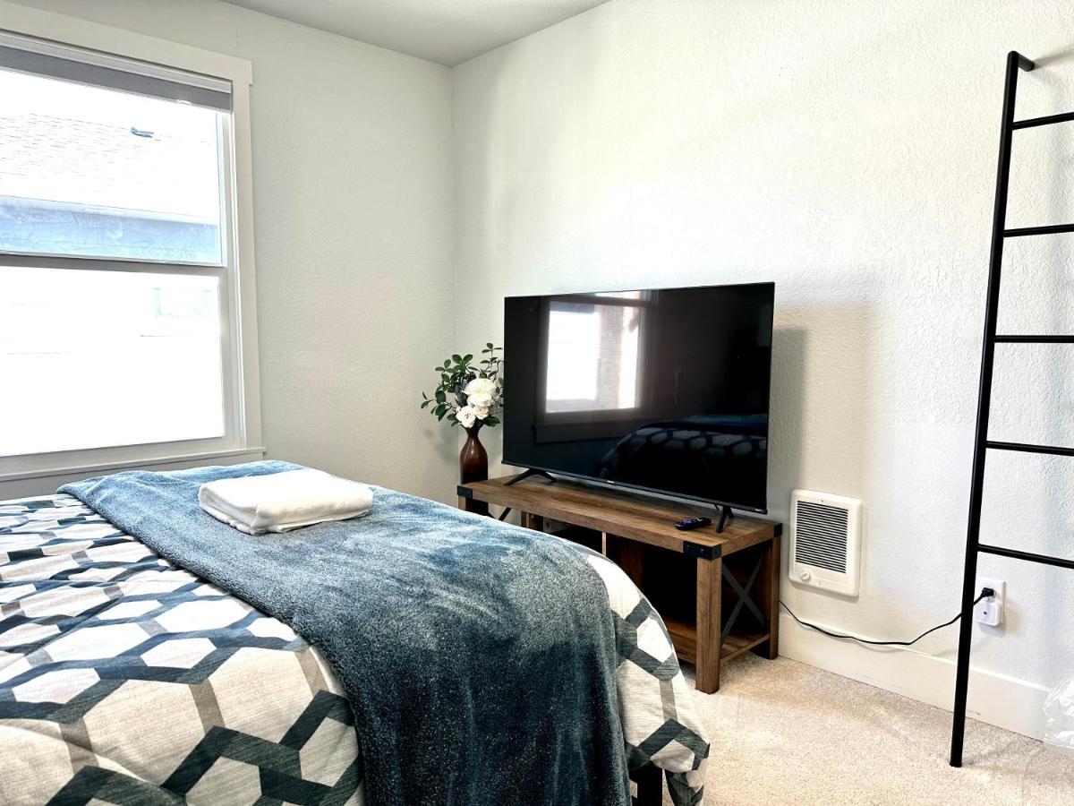 Tacoma 2 Bedrooms 1 Baths Sleep 5 With Compact Kitchen Eksteriør bilde